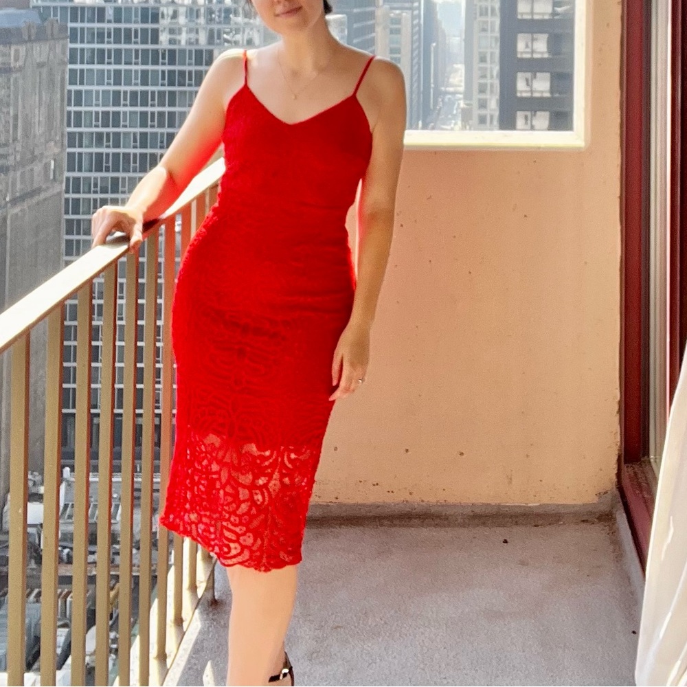 Lulu‘s midi cocktail dress with beautiful lace detail, sheer lace below knee!